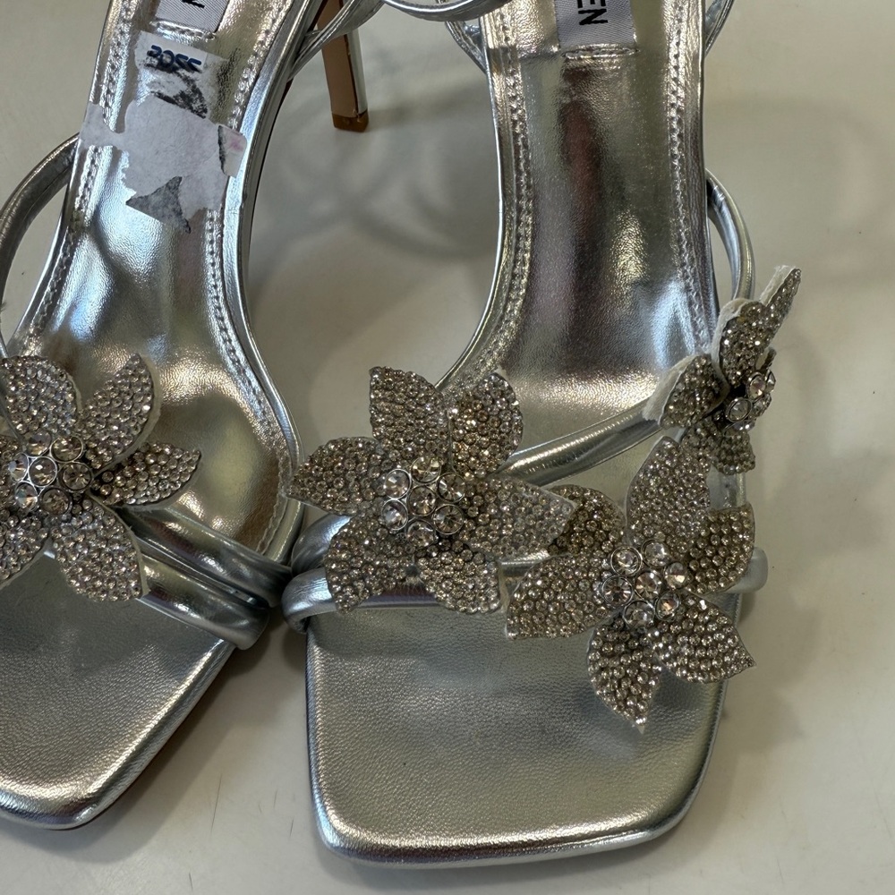 Steve Madden Metallic Silver Flower Embellished Rhinestone Heels Square Sz 8.5 - Picture 4 of 9